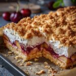 Ciasto ze śliwkami, bezą i kruszonką – smak dzieciństwa na niedzielę