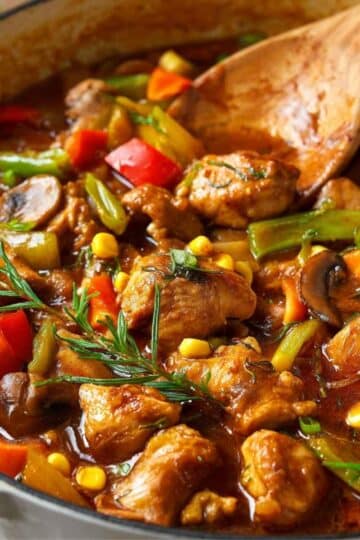 Kurczak duszony z warzywami w aromatycznym sosie – szybki i kolorowy obiad 10 Untitled design 2025 09 04T135914.640 Smakidnia