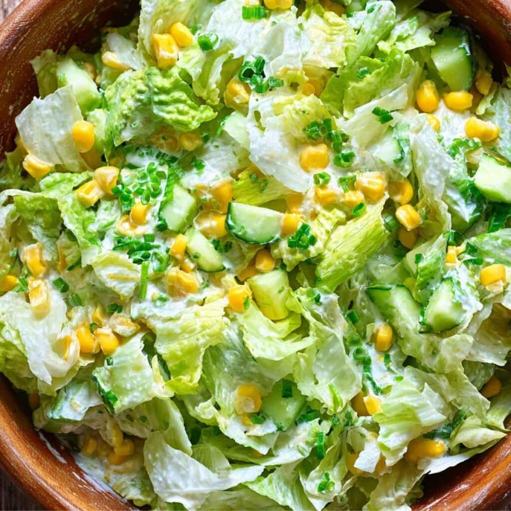 23 sałatki na święta – kolorowe, pyszne i wyjątkowe przepisy na Wigilię i nie tylko 21 Sałatka z kapusty lodowej i kukurydzy