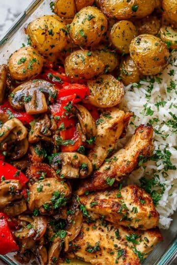 Pieczony kurczak z pieczarkami, papryką i ziemniaczkami – prosty i sycący obiad 9 Untitled design 2025 09 05T124626.680 Smakidnia