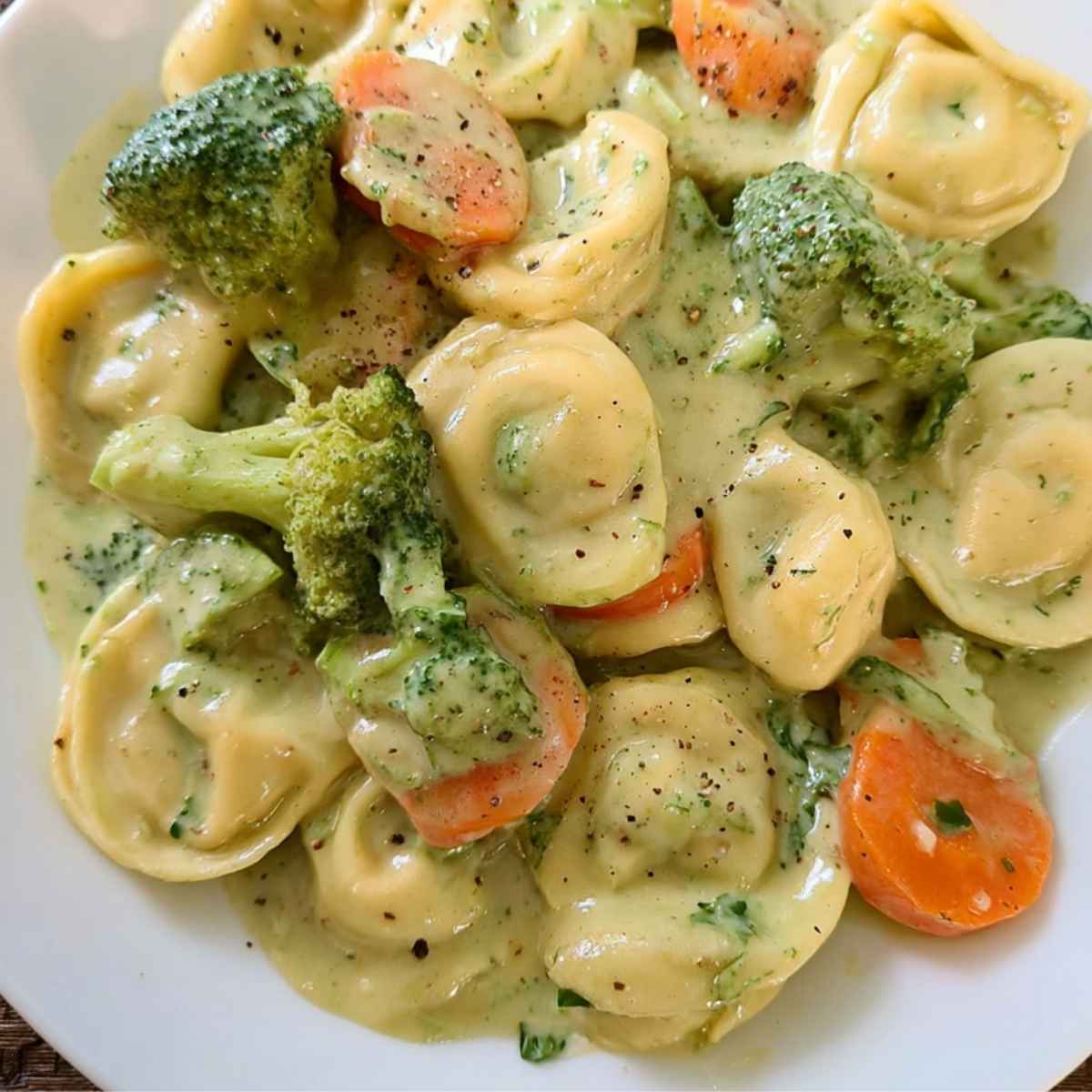 Tortellini w kremowym sosie brokułowym z marchewką