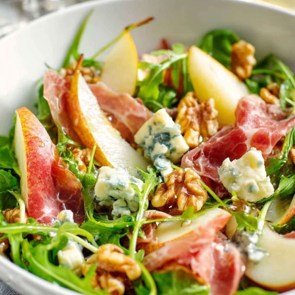 23 sałatki na święta – kolorowe, pyszne i wyjątkowe przepisy na Wigilię i nie tylko 23 Sałatka z gruszką, serem pleśniowym i szynką prosciutto