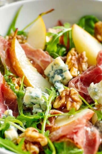 Sałatka z gruszką, serem pleśniowym i szynką prosciutto