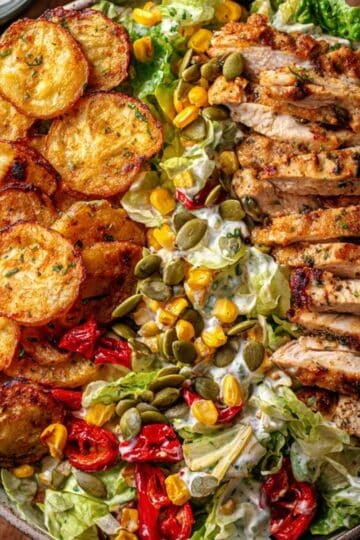 Sałatka z kurczakiem i chrupiącymi ziemniakami