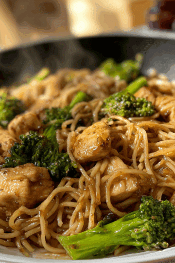 Makaron z Kurczakiem i Brokułami w Sosie Sojowo-Czosnkowym – szybki obiad w orientalnym stylu 2 Untitled design 2025 10 30T112351.930 Smakidnia