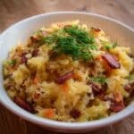 Kapusta z ziemniakami i boczkiem – tradycyjny, domowy smak