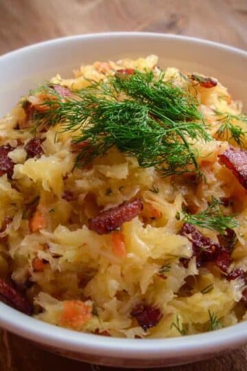 Kapusta z ziemniakami i boczkiem – tradycyjny, domowy smak