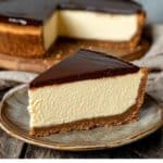 Sernik z Chałwą i Polewą Czekoladową – kremowy, elegancki deser na każdą okazję 9 Sernik z Chałwą i Polewą Czekoladową