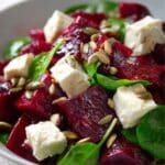 Sałatka z buraczkami, fetą i prażonym słonecznikiem