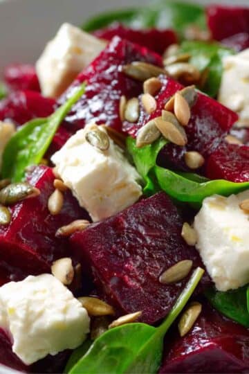 Sałatka z buraczkami, fetą i prażonym słonecznikiem