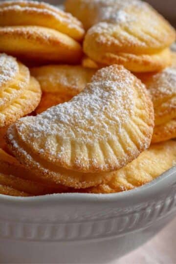 Kruche ciasteczka półksiężyce – delikatne, warstwowe i uzależniające 6 Kruche ciasteczka półksiężyce