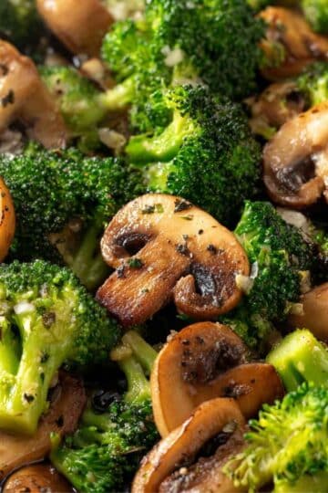 Brokuły z pieczarkami w czosnku – szybki przepis w 15 minut 6 Brokuły z pieczarkami w czosnku – szybki przepis w 15 minut