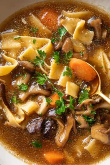 Wigilijna Zupa Grzybowa z Łazankami – klasyka świąt 11 Wigilijna Zupa Grzybowa z Łazankami