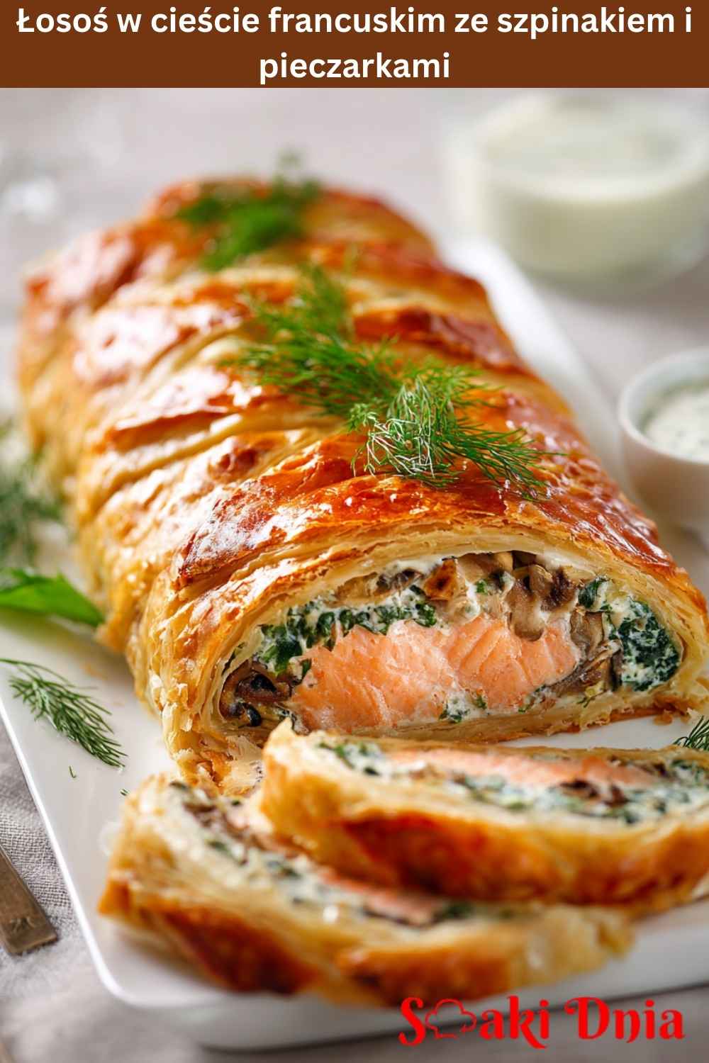 Łosoś w cieście francuskim ze szpinakiem i pieczarkami