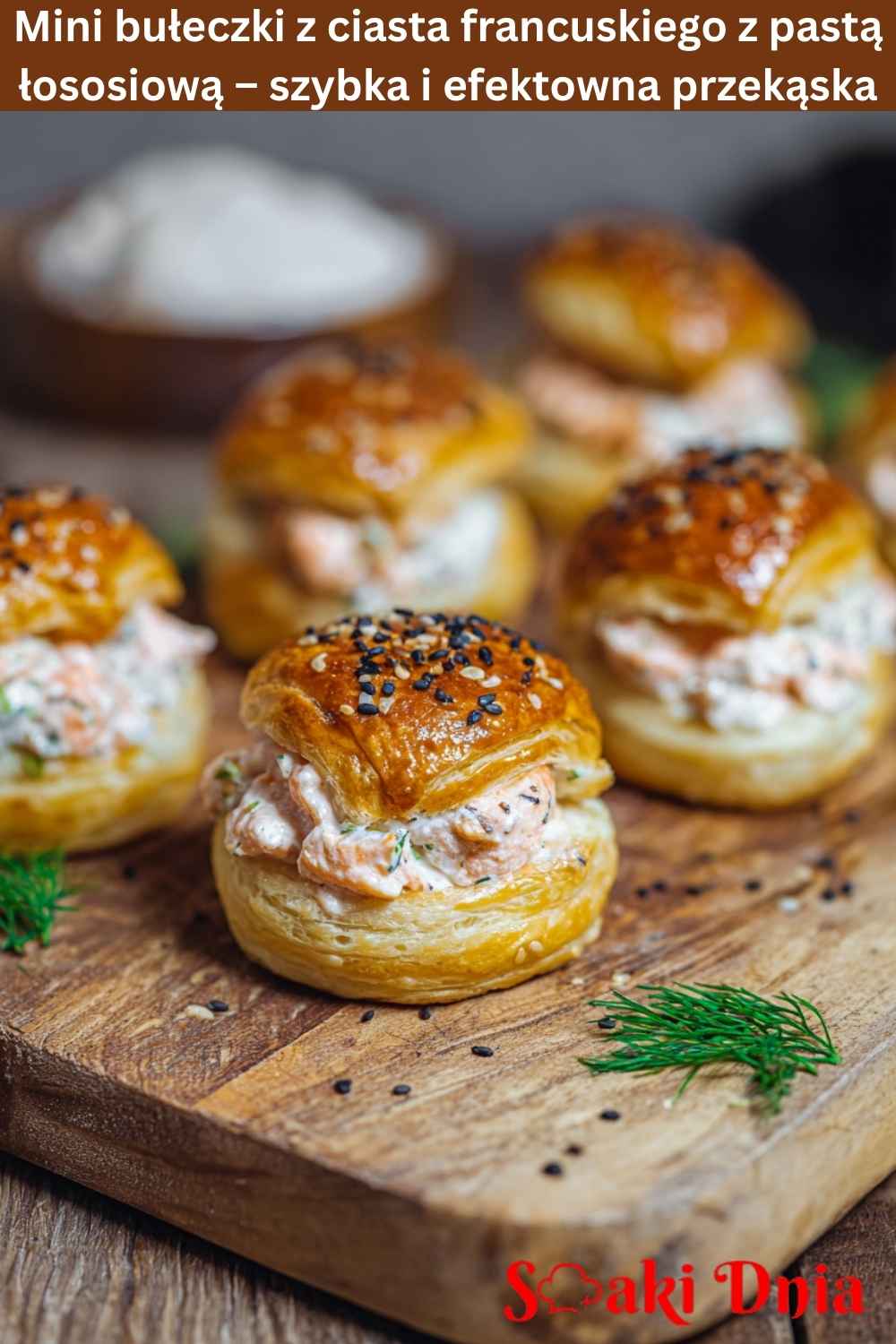 Mini bułeczki z ciasta francuskiego z pastą łososiową – szybka i efektowna przekąska