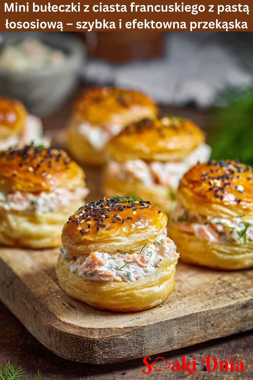 Mini bułeczki z ciasta francuskiego z pastą łososiową – szybka i efektowna przekąska