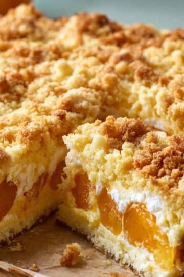 Kruche ciasto z brzoskwiniami i bezową pianką