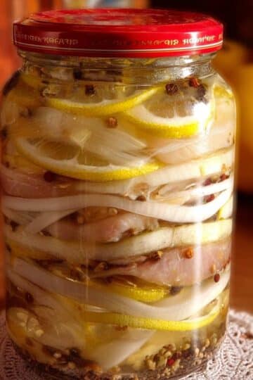 Śledzie z cytryną i cebulą