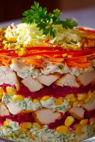 Warstwowa sałatka z kurczakiem – efektowna i sycąca