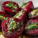 Buraki pieczone z masłem czosnkowym i koperkiem – aromatyczny dodatek