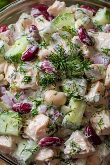 Sałatka z kurczakiem, fasolą i ogórkiem w kremowym sosie – prosty przepis 9 Sałatka z kurczakiem, fasolą i ogórkiem w kremowym sosie