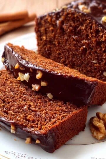 Wilgotny piernik z powidłami i orzechami