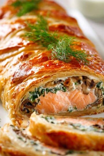 Łosoś w cieście francuskim ze szpinakiem i pieczarkami