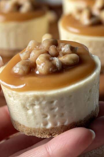 Mini serniczki bez pieczenia – z kajmakiem i orzeszkami