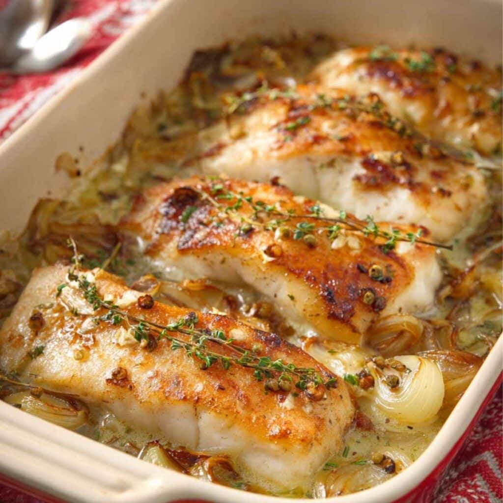 Ryba w sosie cebulowym – pieczona z musztardą i śmietanką