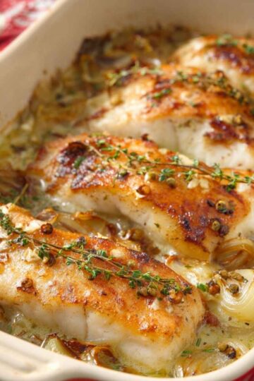 Ryba w sosie cebulowym – pieczona z musztardą i śmietanką