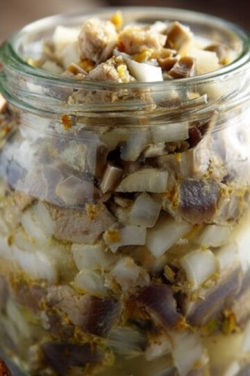 Śledzie siekane z cebulą i grzybami – klasyk do słoika