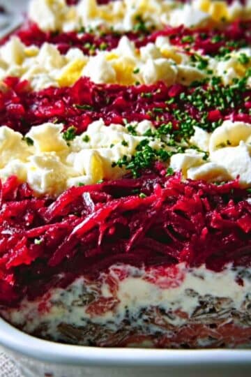 Sałatka śledziowa pod pierzynką – klasyczny przepis warstwowy