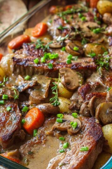 Karkówka duszona z pieczarkami i warzywami