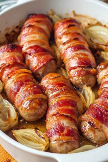 Kiełbaski pieczone w boczku