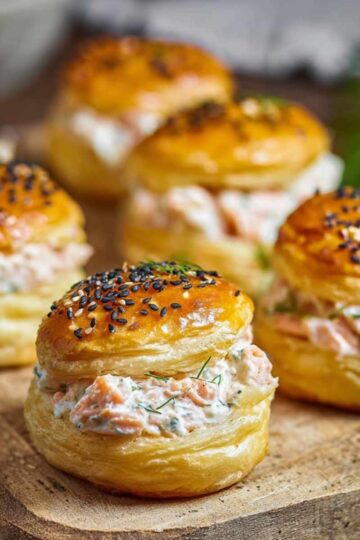 Mini bułeczki z ciasta francuskiego z pastą łososiową – szybka i efektowna przekąska