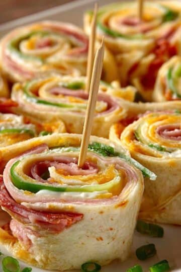 Roladki z tortilli z szynką, serem i ogórkiem – imprezowy klasyk 29 Roladki z tortilli z szynką, serem i ogórkiem – imprezowy klasyk