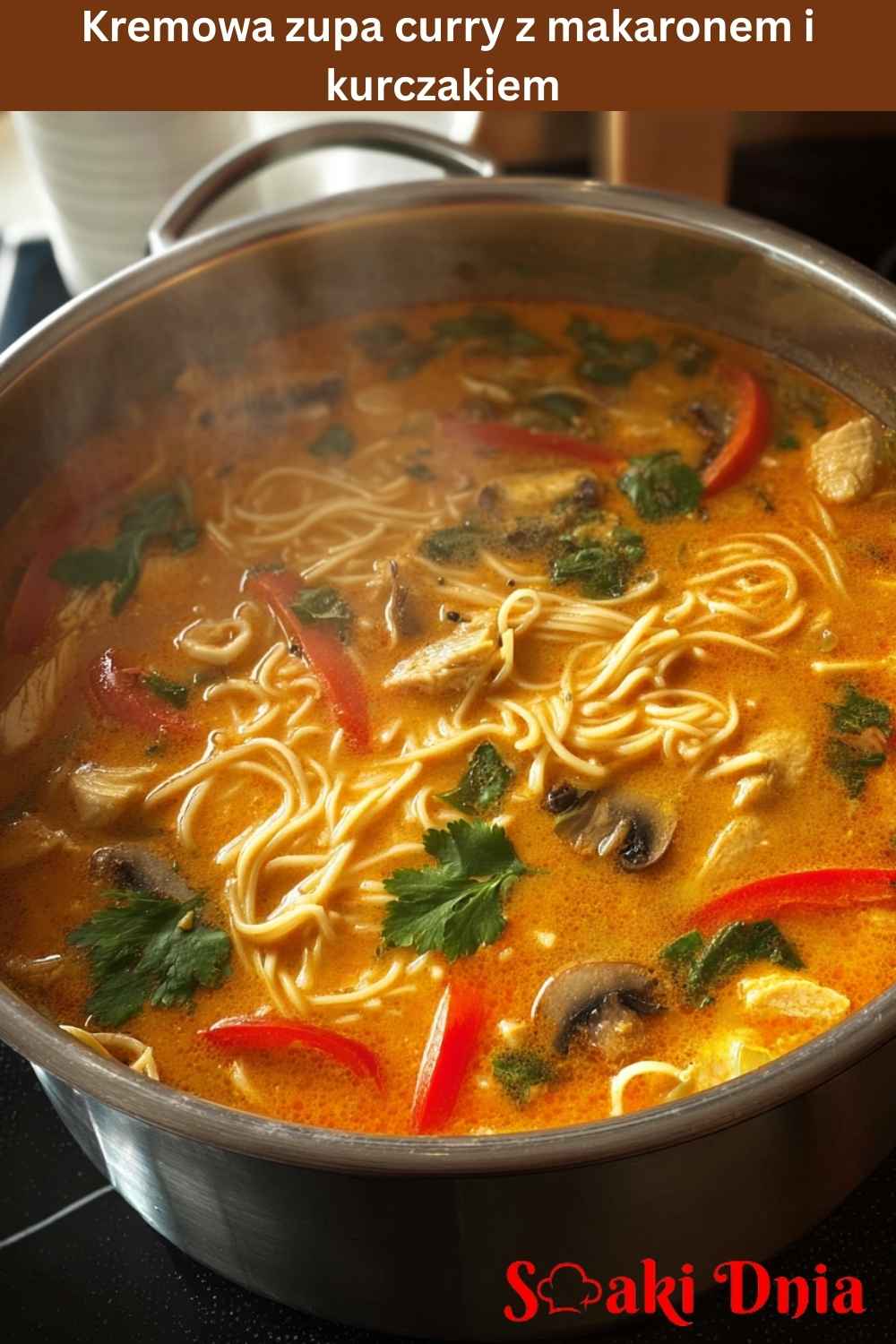 Kremowa zupa curry z makaronem i kurczakiem