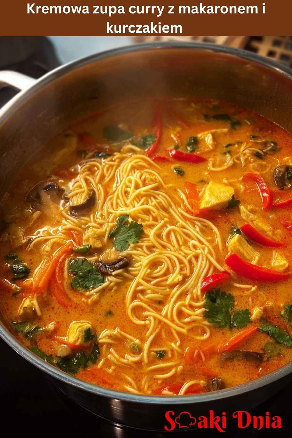 Kremowa zupa curry z makaronem i kurczakiem