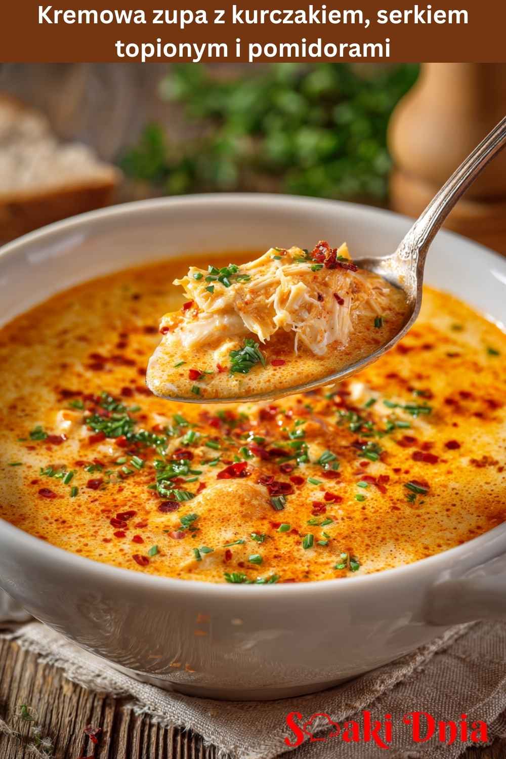 Kremowa zupa z kurczakiem, serkiem topionym i pomidorami – rozgrzewający klasyk