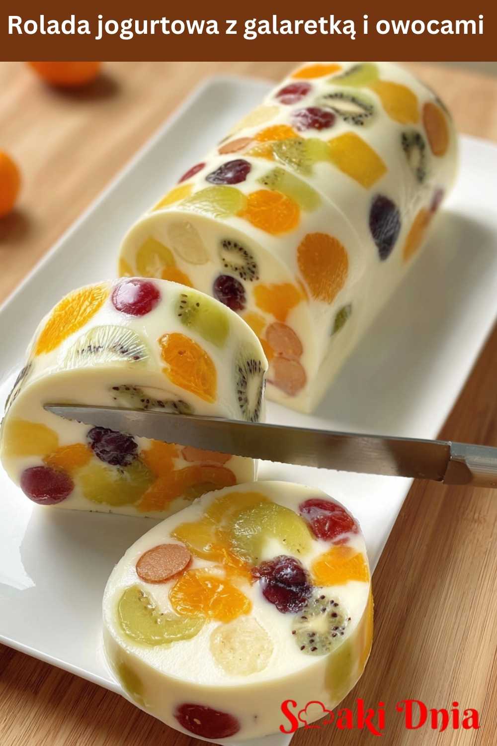 Rolada jogurtowa z galaretką i owocami – lekki deser bez pieczenia