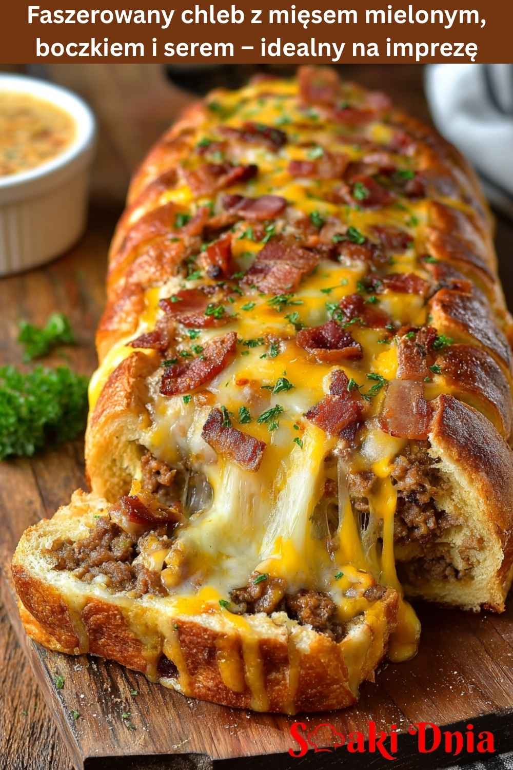 Faszerowany chleb z mięsem mielonym, boczkiem i serem – idealny na imprezę