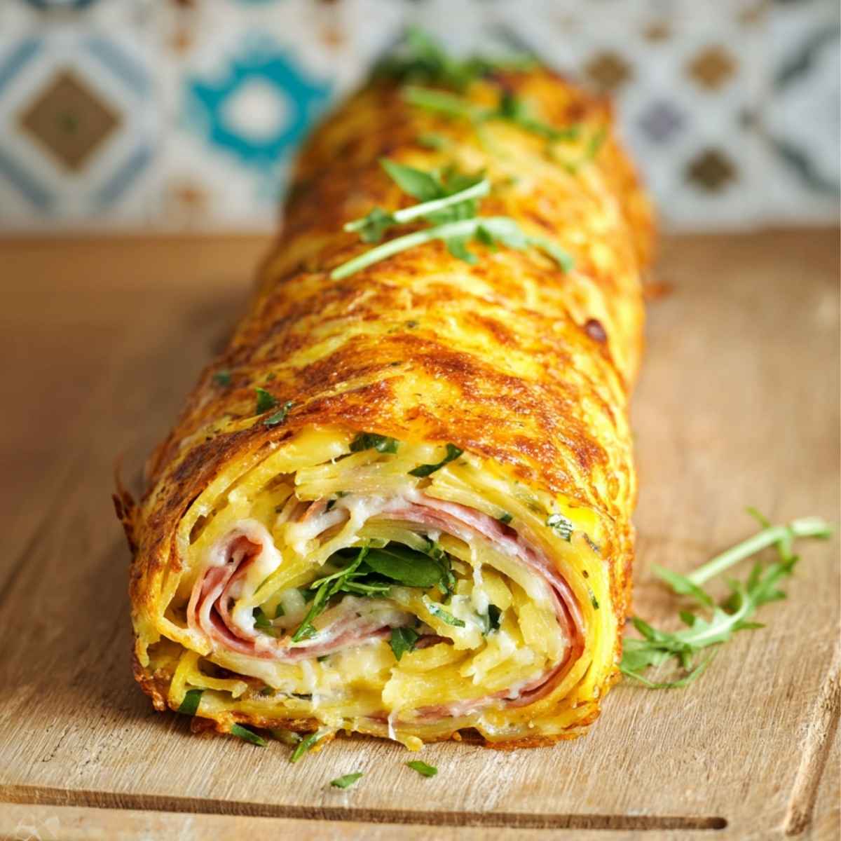 Rolada ziemniaczano-serowa z szynką