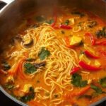 Kremowa zupa curry z makaronem i kurczakiem