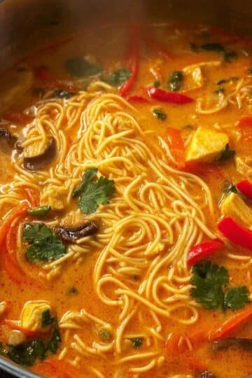 Kremowa zupa curry z makaronem i kurczakiem – rozgrzewający przepis krok po kroku 13 Kremowa zupa curry z makaronem i kurczakiem