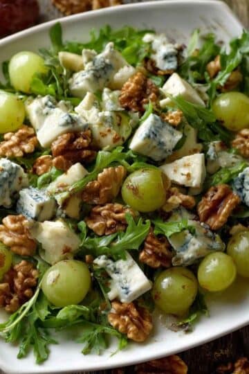Sałatka z serem pleśniowym, winogronami i orzechami włoskimi – szybki hit jak z restauracji 27 Sałatka z serem pleśniowym, winogronami i orzechami włoskimi – szybki hit jak z restauracji