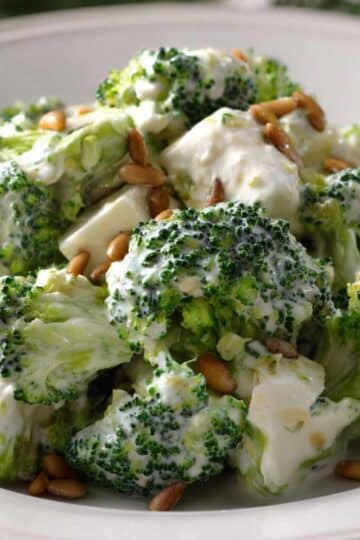 Kremowa sałatka brokułowa z serem i pestkami słonecznika – lekka i chrupiąca 26 Kremowa sałatka brokułowa z serem i pestkami słonecznika – lekka i chrupiąca