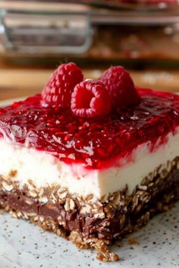 Ciasto jogurtowo‑serowe z malinową galaretką i warstwą czekolady (bez pieczenia)