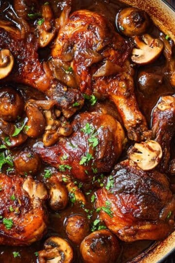 Kurczak z pieczarkami w sosie – duszone mięso w aromatycznym wydaniu 20 Kurczak z pieczarkami w sosie – duszone mięso w aromatycznym wydaniu