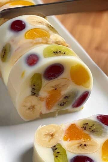 Rolada jogurtowa z galaretką i owocami – lekki deser bez pieczenia 23 Rolada jogurtowa z galaretką i owocami – lekki deser bez pieczenia