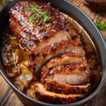 Räuberbraten – soczysta pieczeń wieprzowa w musztardowo‑cebulowym sosie